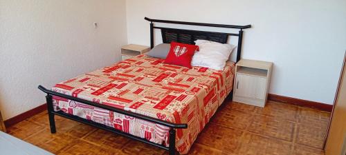 Un dormitorio con una cama con almohadas rojas. en Sweet villa view 26, en Nyons