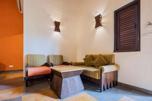 a waiting room with two chairs and a table at Palash Kothi -Bandhavgarh in Tāla