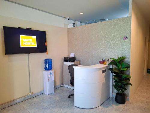 ホアヒンにあるMays Hostelの壁掛けテレビ付きオフィス