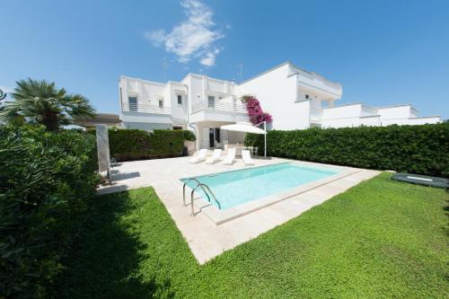 The swimming pool at or close to B&B Villa Cinzia