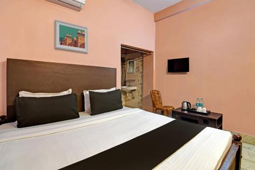 Кровать или кровати в номере Hotel O Chilika Residency