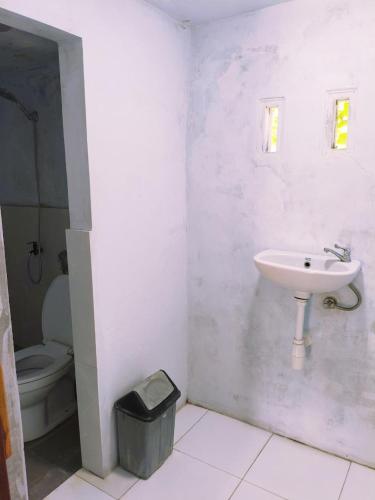 a bathroom with a sink and a toilet at Kondo Villa in Labuhan Pandan