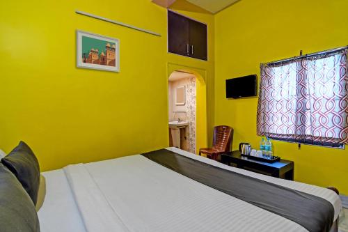 Кровать или кровати в номере Hotel O Chilika Residency
