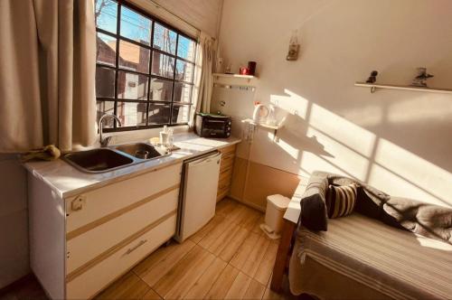 a small kitchen with a sink and a window at Ezeiza 3 departamento privado a 15 minutos del aeropuerto hasta 7 personas OPCIONAL TRANFER DESDE Y HACIA EL AEROPUERTO DE EZEIZA LAS 24 HORAS pet friendly conexion con Aeroparque in Ezeiza