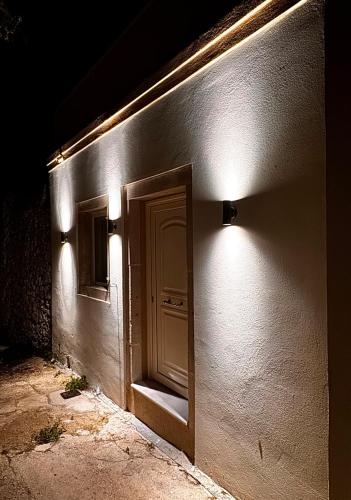 a door with lights on the side of a building at Stablus in Págoi