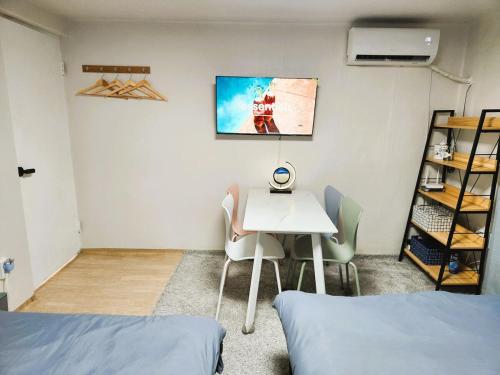 TV a/nebo společenská místnost v ubytování 코즈하우스Coze house