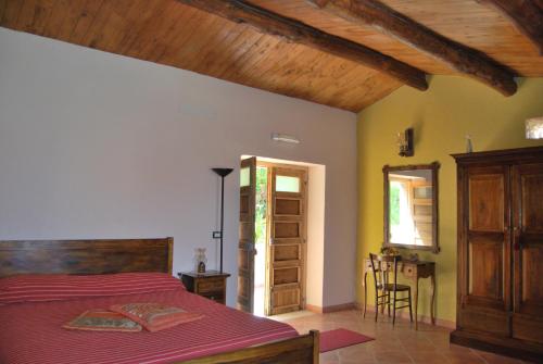 Schlafzimmer mit einem Bett und einem Tisch mit Stühlen in der Unterkunft Al Melograno B&B in Belmonte Calabro