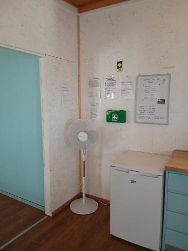 a small kitchen with a fan in a room at Bungalow Quinta Sete Charós in Nisa