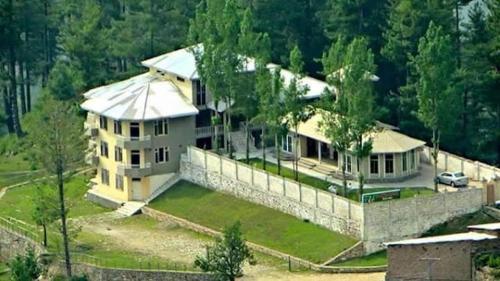 an aerial view of a large house at Samson Inn in Dargai
