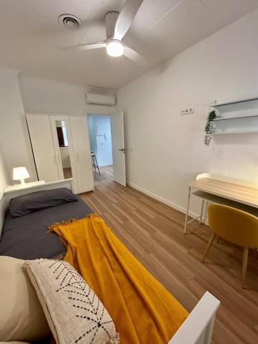 a room with a bed and a desk and a table at Apartamento - 2HAB - 4PAX - Platería - Murcia in Murcia