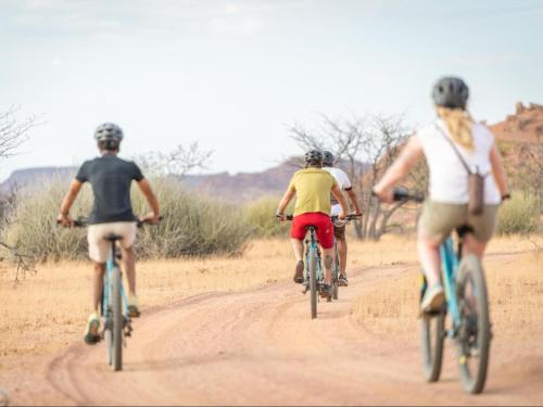 Oaspeți care stau la Onduli Enclave