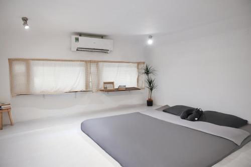 a bedroom with a large white bed in a room at Saigon Hideout New World View in Ho Chi Minh City