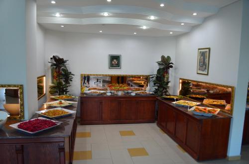 Un restaurante o sitio para comer en Kalif Hotel