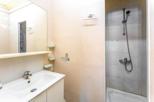 Bilik mandi di Gîte Obofix
