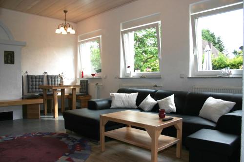 - un salon avec un canapé et une table dans l'établissement Apartment Kraemer Dax, à Mehren
