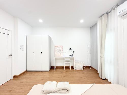 a white room with two white beds and a desk at CORNER STAY 210 Hatyai in Sathani Khlong Rian