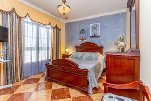 a bedroom with a wooden bed and a window at Villa Stella maison entre Séville et Cadix in Lebrija