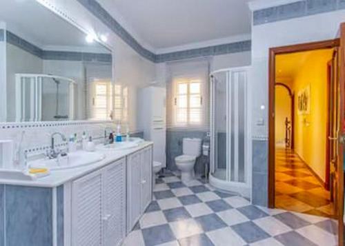 a large bathroom with two sinks and a toilet at Villa Stella maison de ville in Lebrija
