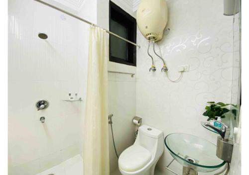 Bilik mandi di Olive Service Apartments Saket