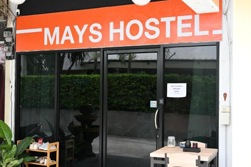 ホアヒンにあるMays Hostelの建物の前にある病院への道を示す標識