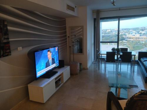 Μια τηλεόραση ή/και κέντρο ψυχαγωγίας στο מלון בוטיק מגדלי המרינה