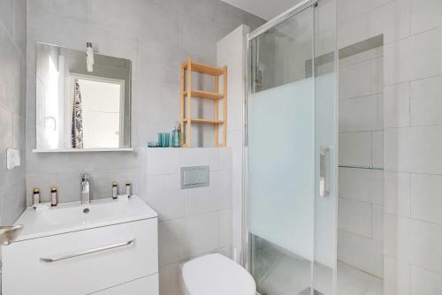Un baño con ducha, inodoro y lavabo. en Modern Studio Moderne - 2P - Rueil-Malmaison, en Rueil-Malmaison