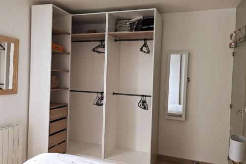 ポワシーにあるBel appartement, proche gare, Poissy- Ouest Parisの白いキャビネット付きクローゼット