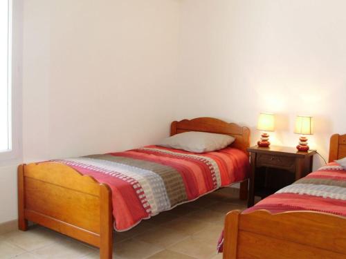 Postel nebo postele na pokoji v ubytování Charmant Gîte Rénové avec Jardin Privé, Cheminée et WiFi à Vairé, Vendée - FR-1-426-411