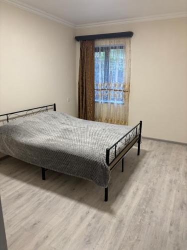 イジェヴァンにあるGandzaqar Hyuratunの窓付きの白い部屋のベッド1台