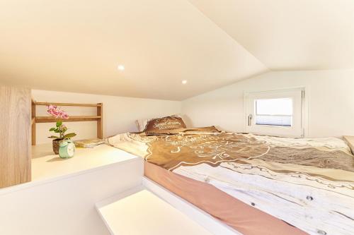 Un dormitorio con una cama grande y una ventana. en Moin Camp, en Ottersberg