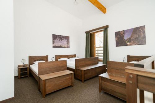 a hotel room with two beds and a tv at Niki Apart Pension in Gheorgheni