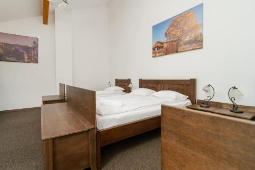 a bedroom with a bed and a desk at Niki Apart Pension in Gheorgheni