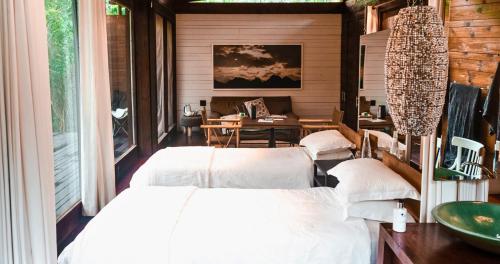 Ένα ή περισσότερα κρεβάτια σε δωμάτιο στο Lazuli Bush Lodge, Hluhluwe