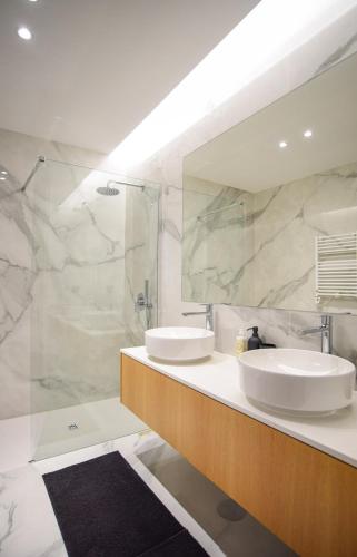 a bathroom with two sinks and a shower at Belle Mar by MP in Canidelo