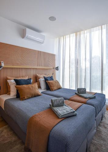 two large beds in a room with windows at Belle Mar by MP in Canidelo