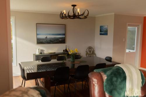 Crayfish Creek Farm Stay : غرفة معيشة مع طاولة وغرفة طعام