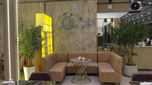 IpekyoluにあるRoyal Sevens Otelのソファとテーブルのあるリビングルーム