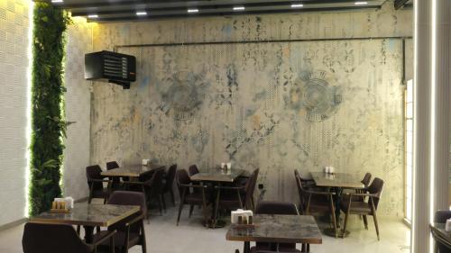 IpekyoluにあるRoyal Sevens Otelのダイニングルーム(壁の前にテーブルと椅子付)