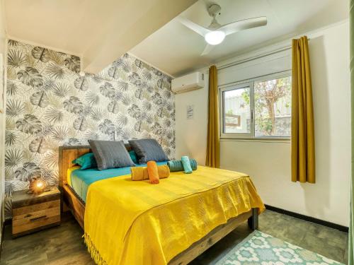 Ένα ή περισσότερα κρεβάτια σε δωμάτιο στο Grande maison familiale avec jeux et terrasse près de Saint-Denis - FR-1-786-46