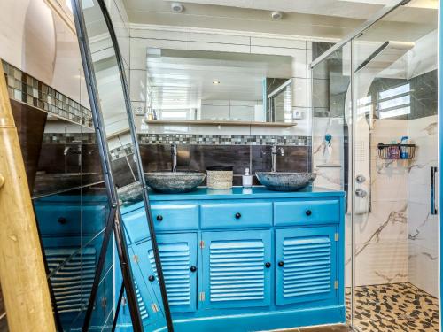 Ένα μπάνιο στο Grande maison familiale avec jeux et terrasse près de Saint-Denis - FR-1-786-46