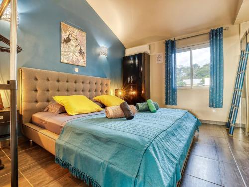 Ένα ή περισσότερα κρεβάτια σε δωμάτιο στο Appartement confort avec terrasse près de Saint-Denis - FR-1-786-51