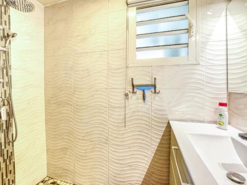 Ένα μπάνιο στο Appartement confort avec terrasse près de Saint-Denis - FR-1-786-51