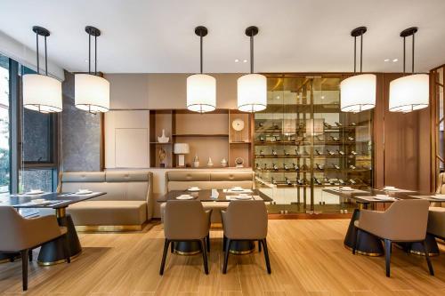 a dining room with a table and chairs at 西双版纳熙源国际酒店 in Jinghong