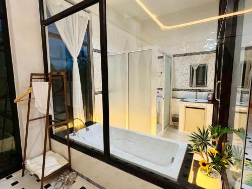 Ένα μπάνιο στο Oxygen Pool Villa Ku Tao
