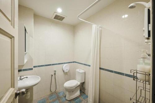 a bathroom with a toilet and a sink at Sleepy Nomad Hostel in Melaka