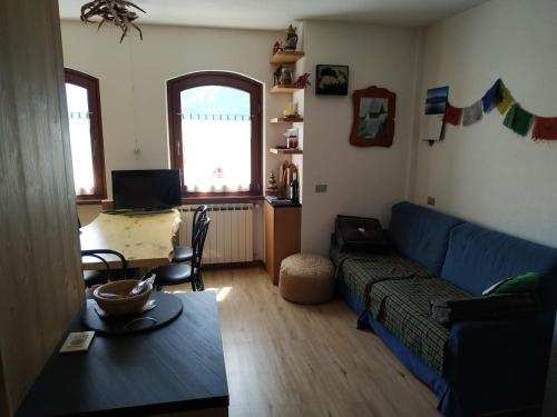 a living room with a blue couch and a table at Chalet Bike & Family in Oga