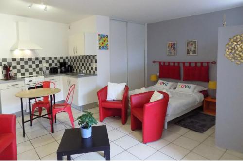 a bedroom with a bed and a table and chairs at Studio Revy 4 - Confort et équipé - Centre ville in Néris-les-Bains