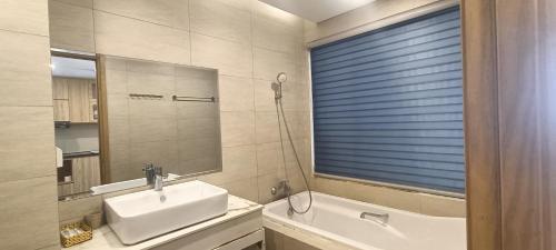 Ein Badezimmer in der Unterkunft FLC Luxury Quy Nhon-Sea view - An Apartment