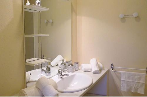 a bathroom with a sink and a mirror at Studio Revy 4 - Confort et équipé - Centre ville in Néris-les-Bains