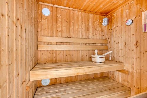 a wooden sauna with a bucket in it at Vakantiehuis - Brabantse gezelligheid met sauna VP098 in Hoeven